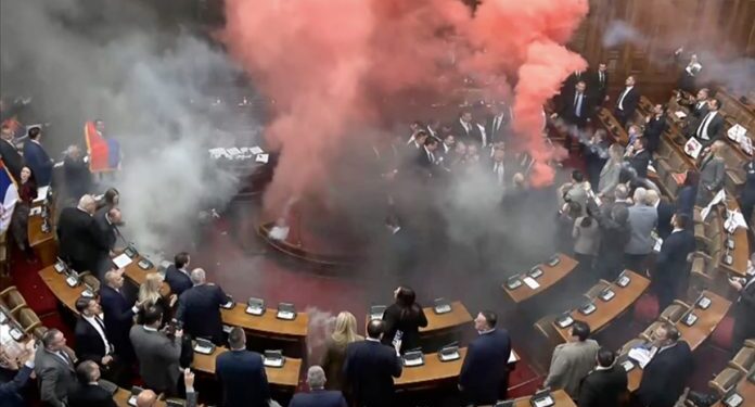 Sırbistan’da Meclis’e sis bombası atıldı: Bir vekil beyin kanaması geçirdi
