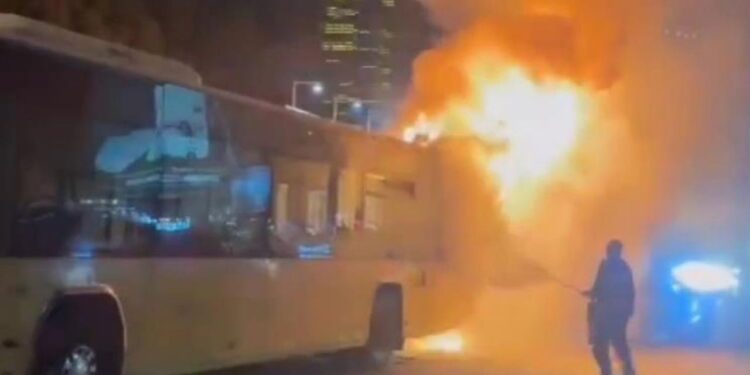 Şişli'de İETT Otobüsü Alevlere Teslim Oldu