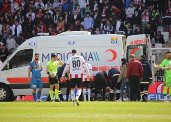 Sivasspor - Göztepe Mücadelesinde Korkutan Anlar! Önce Manaj Sonra Yerine Oyuna Giren Simic Hastaneye Kaldırıldı