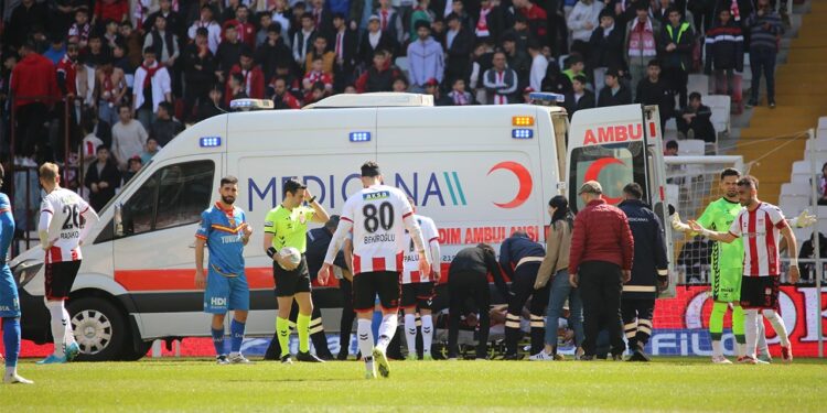 Sivasspor - Göztepe Mücadelesinde Korkutan Anlar! Önce Manaj Sonra Yerine Oyuna Giren Simic Hastaneye Kaldırıldı
