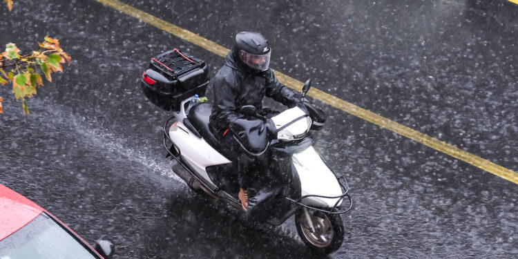 Şov yapan, kask takmayan yandı!