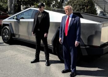 Tesla'nın Hisseleri Çakıldı, Trump'tan Destek Geldi: 'Yepyeni Bir Tesla Satın Alacağım'
