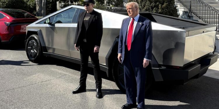 Tesla'nın Hisseleri Çakıldı, Trump'tan Destek Geldi: 'Yepyeni Bir Tesla Satın Alacağım'