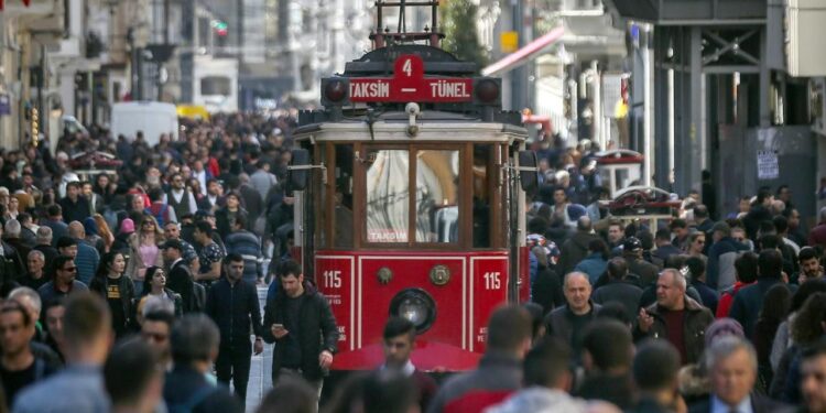 Türkiye Nüfusunda Yapısal Değişim! Hızla Yaşlanıyoruz: Alarm Veren Rakamlarla Dolu Tablo