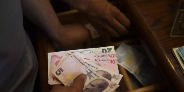 Üç kişilik bir ailenin aylık geliri