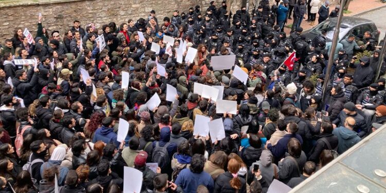 Üniversite öğrencileri İmamoğlu için ayaklandı!