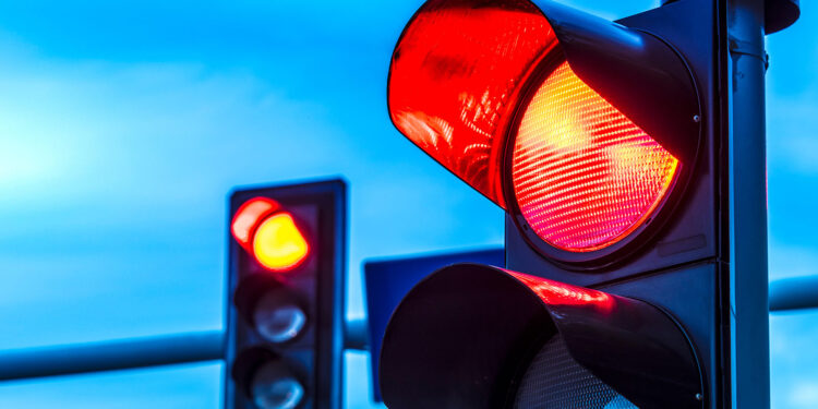 Yaptırımlar ağırlaşıyor; kırmızı ışıkta geçenlerin ehliyeti iptal edilecek