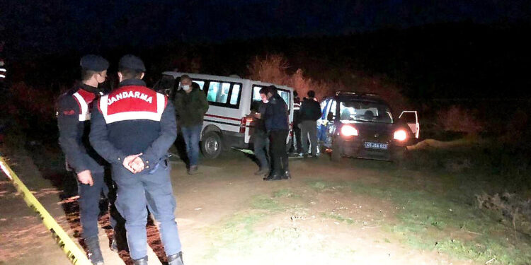 Yaşlı kadın bıçaklanıp yakıldı