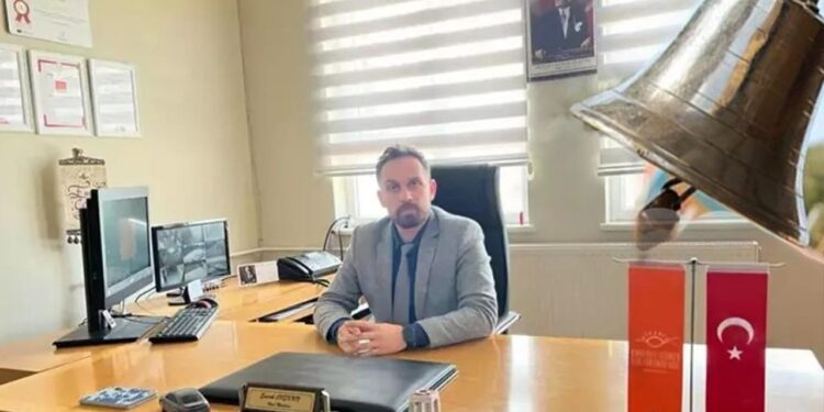 Zil Sesinden Rahatsız Olup, Okul Müdürünün Boğazından Bıçakladı: Şüpheli Akıl Hastanesine Sevk Edildi