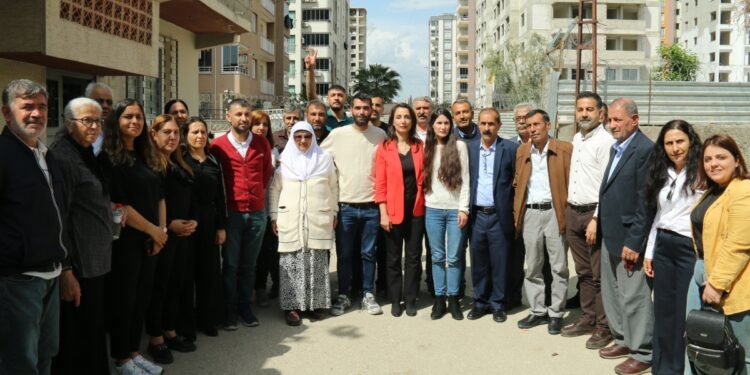 32 yıl sonra tahliye edilen Güler Bilen’e kitlesel ziyaret