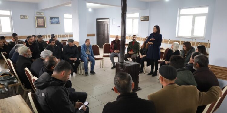 DEM Parti Agirî’de çiftçilerle buluştu