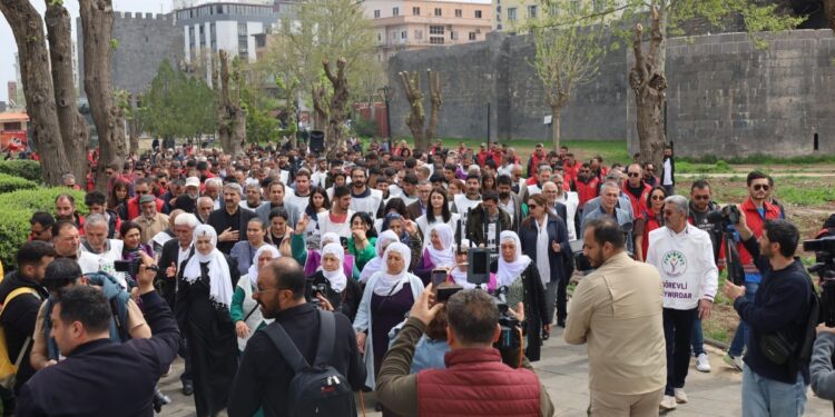 Amed’den Amara’ya ‘özgürlük’ yürüyüşü başladı