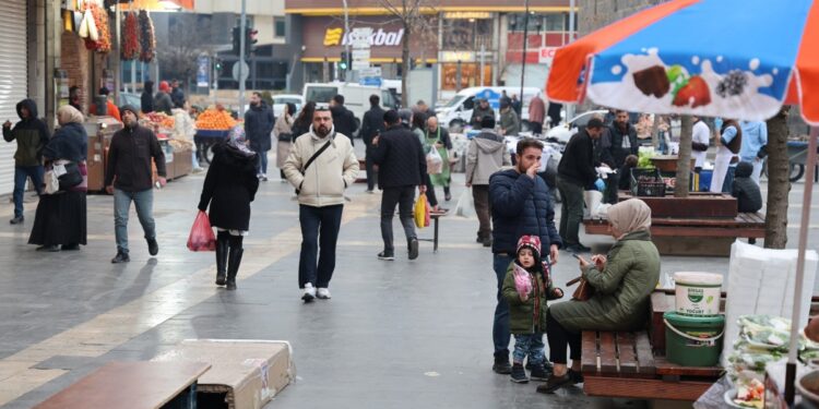 Amed ‘adım’ bekliyor: Tecrit hala devam ediyor
