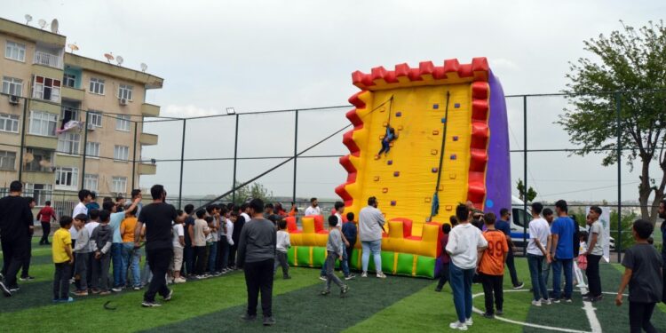 Amed’deki bahar şenliğine 7 bin çocuk katıldı