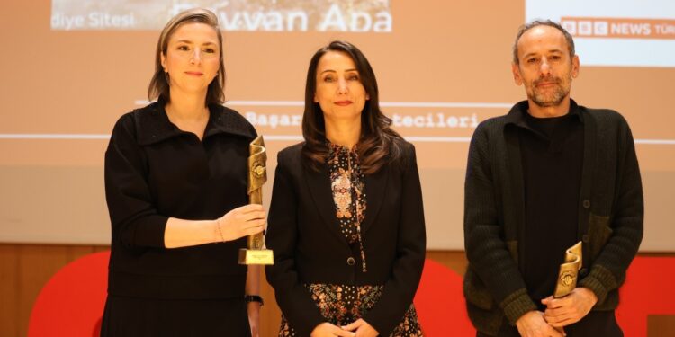 Tülay Hatimoğulları ÇGD ödül töreninde: Söz veriyoruz hiçbir kalem kırılmayacak