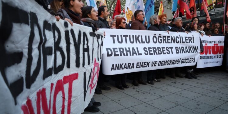 Tutuklamalar protesto edildi: Öğrencileri serbest bırakın