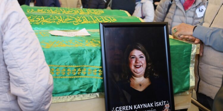 Gazeteci Ceren Kaynak İskit toprağa verildi