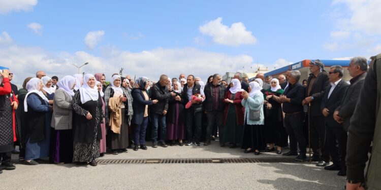 32 yılın ardından tahliye olan Akkurt’a kitlesel karşılama