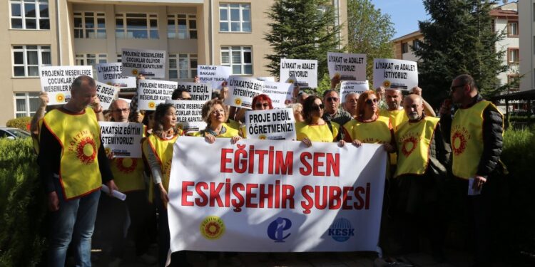 Öğretmenler Eskişehir’den seslendi: Bakan Tekin istifa
