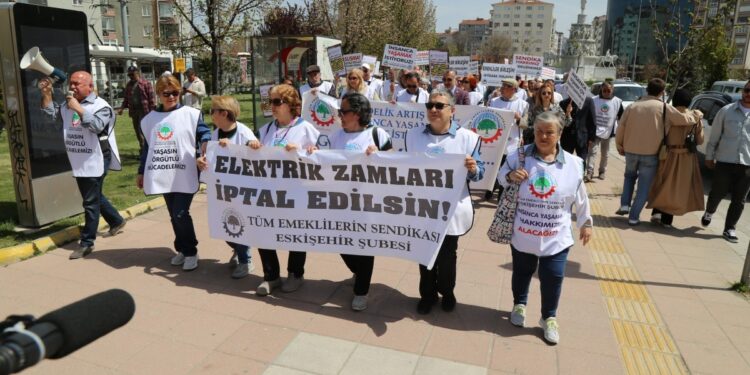 Emeklilerden elektrik zammına karşı yürüyüş