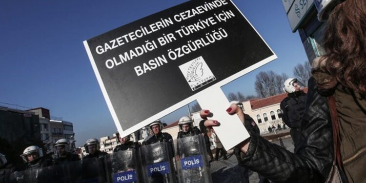 Tutsak gazeteciler Uçar ve Aksu’nun iddianameleri hazırlandı