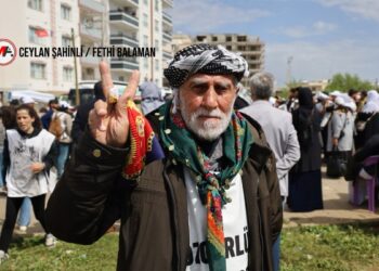 84 yaşındaki Çiftçi kırmızı fularıyla bu kez Amara yolundaydı