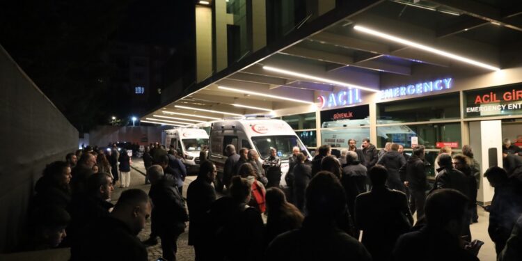 Önder’in bulunduğu hastane önünde çok sayıda kişi toplandı | YENİLENDİ