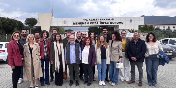 ÇHD İzmir Şubesi tutsak avukatların gününü kutladı
