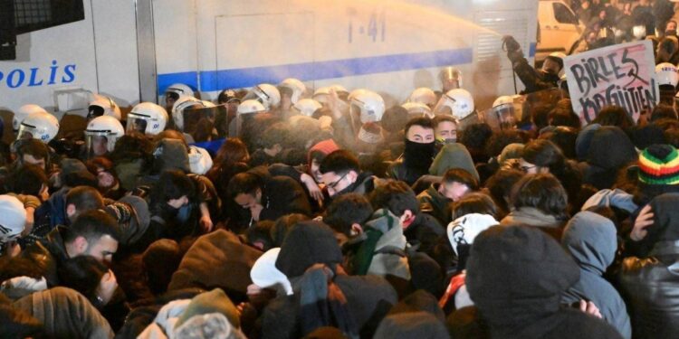 İzmir Barosu: Tutuklu gençlerde darp izine rastlandı