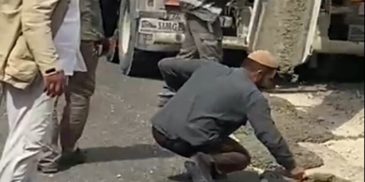 AKP’li belediyenin onarmadığı yolu köylüler yaptı