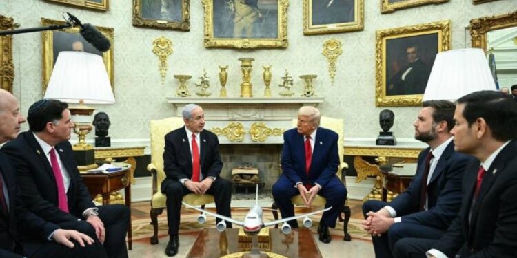 Netanyahu Trump’la görüştü: Suriye’nin üs olarak kullanılmasını istemiyoruz