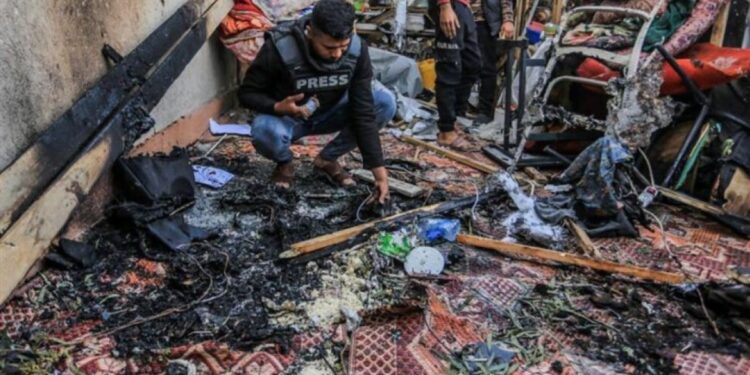 Gazze’de ağır yaralanan gazeteci yaşamını yitirdi