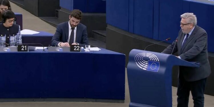 Amor: AB üyeliği askeri güçten değil demokrasiden geçiyor