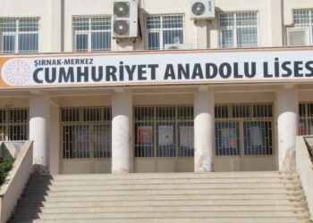 Öğrencilere cinsel ve şiddet içerikli şarkı söyleten öğretmen hakkında soruşturma