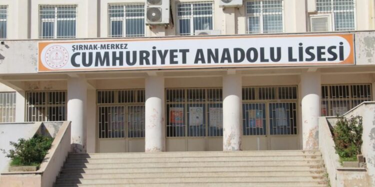 Öğrencilere cinsel ve şiddet içerikli şarkı söyleten öğretmen hakkında soruşturma