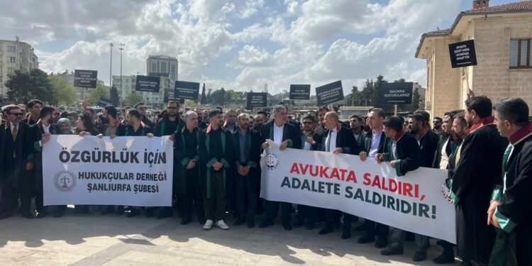 Avukatlar polis şiddetine karşı yürüdü