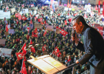 17/25 Aralık olunca AK Parti’yi destekleyenler sokağa çıkmadı; CHP ve seküler kesim kendini ayrıcalıklı görüyor