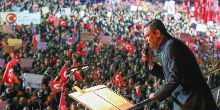 17/25 Aralık olunca AK Parti’yi destekleyenler sokağa çıkmadı; CHP ve seküler kesim kendini ayrıcalıklı görüyor