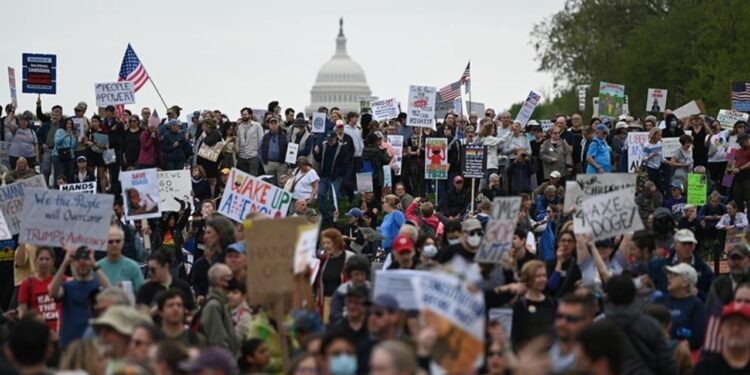 ABD’de Trump'a Karşı Öfke Büyüyor! On Binler Meydanlara İndi: Demokrasiden Elinizi Çekin