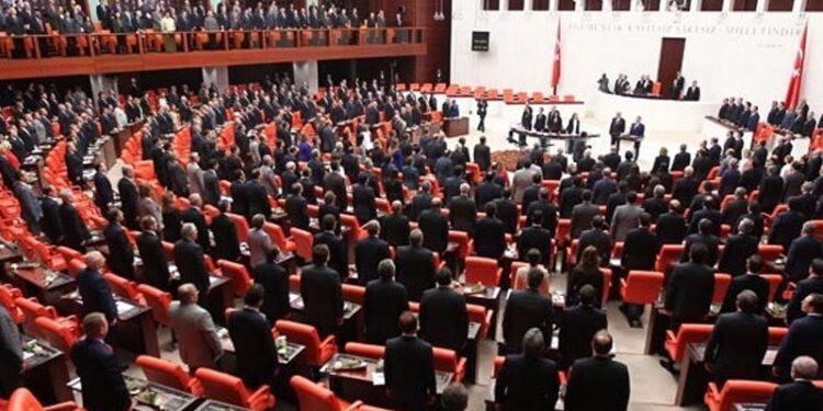 AKP, AYM'nin KHK ile düzenlendiği için iptal ettiği düzenlemeleri yeniden Meclis’e sundu