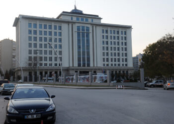 AKP Genel Merkezi'nin bahçesinde bir özel harekat polisi intihar etti