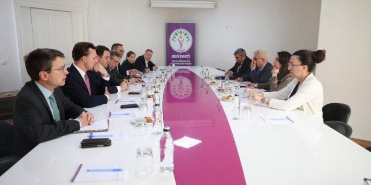 Almanya’nın Kuzey Ren Vestfalya Eyaleti Bakanı Liminski’den DEM Parti’ye ziyaret