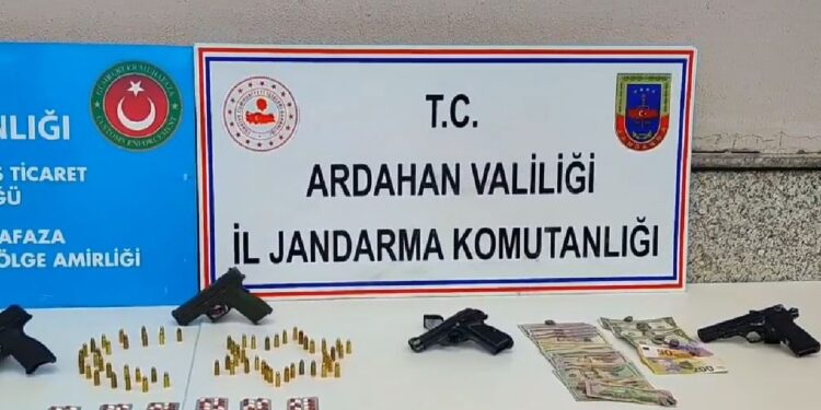 Ardahan’da Kaçakçılık Operasyonu, Uyuşturucu ve Silah Ele Geçirildi