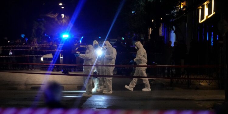 Atina'da patlama: Demiryolu şirketinin yakınına bomba koydular