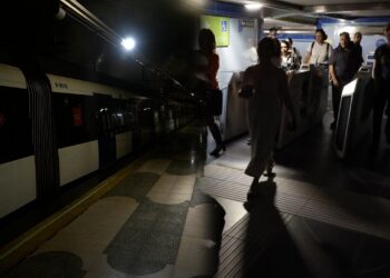 Avrupa Karanlığa Gömüldü! Dört Ülkede Hayatı Felç Eden Elektrik Kesintisi: İspanya OHAL İlan Etti