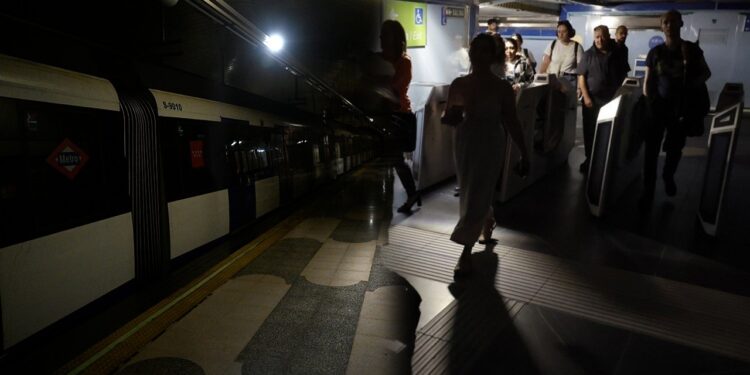 Avrupa Karanlığa Gömüldü! Dört Ülkede Hayatı Felç Eden Elektrik Kesintisi: İspanya OHAL İlan Etti