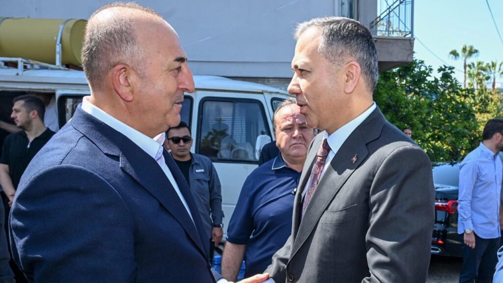 Bakan Yerlikaya'dan Mevlüt Çavuşoğlu'na Taziye Ziyareti