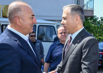 Bakan Yerlikaya'dan Mevlüt Çavuşoğlu'na Taziye Ziyareti