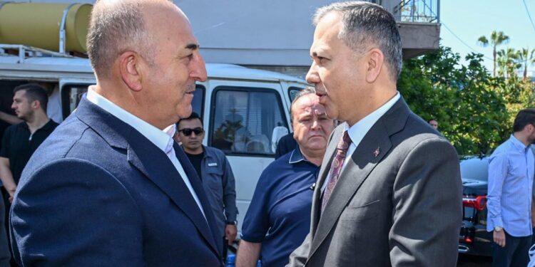 Bakan Yerlikaya'dan Mevlüt Çavuşoğlu'na Taziye Ziyareti