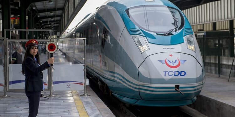 Bayramda 2 milyon 876 bin 475 kişi tren ve kent içi raylı sistem kullandı
